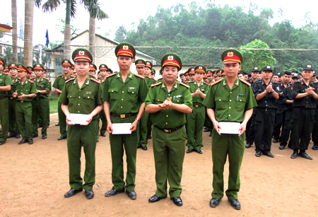 Đại tá Nguyễn Đức Vỹ trao phần thưởng cho các cá nhân có thành tích trong huấn luyện.